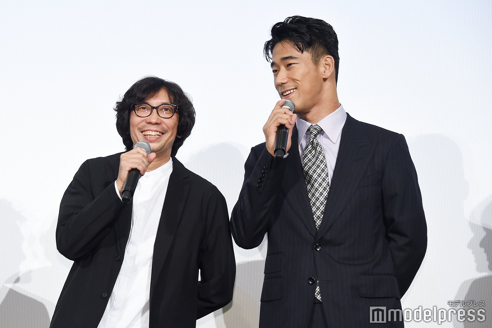 客席を見渡した行定勲監督（左）から「女の子ばっかりだね。人気あるんだね」と言われ、「少しだけ（笑）」とお茶目に返した小林直己（C）モデルプレス