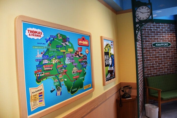 トップハム・ハット卿の執務室をモチーフにした廊下には黒電話が置いてあります。受話器をあげてみてくださいね