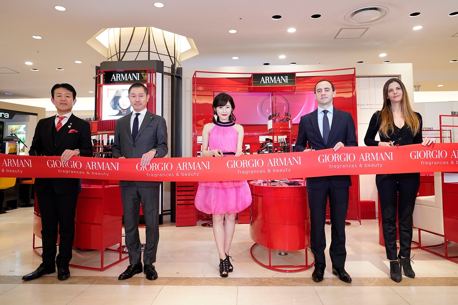 （中央）渡辺麻友（提供写真）