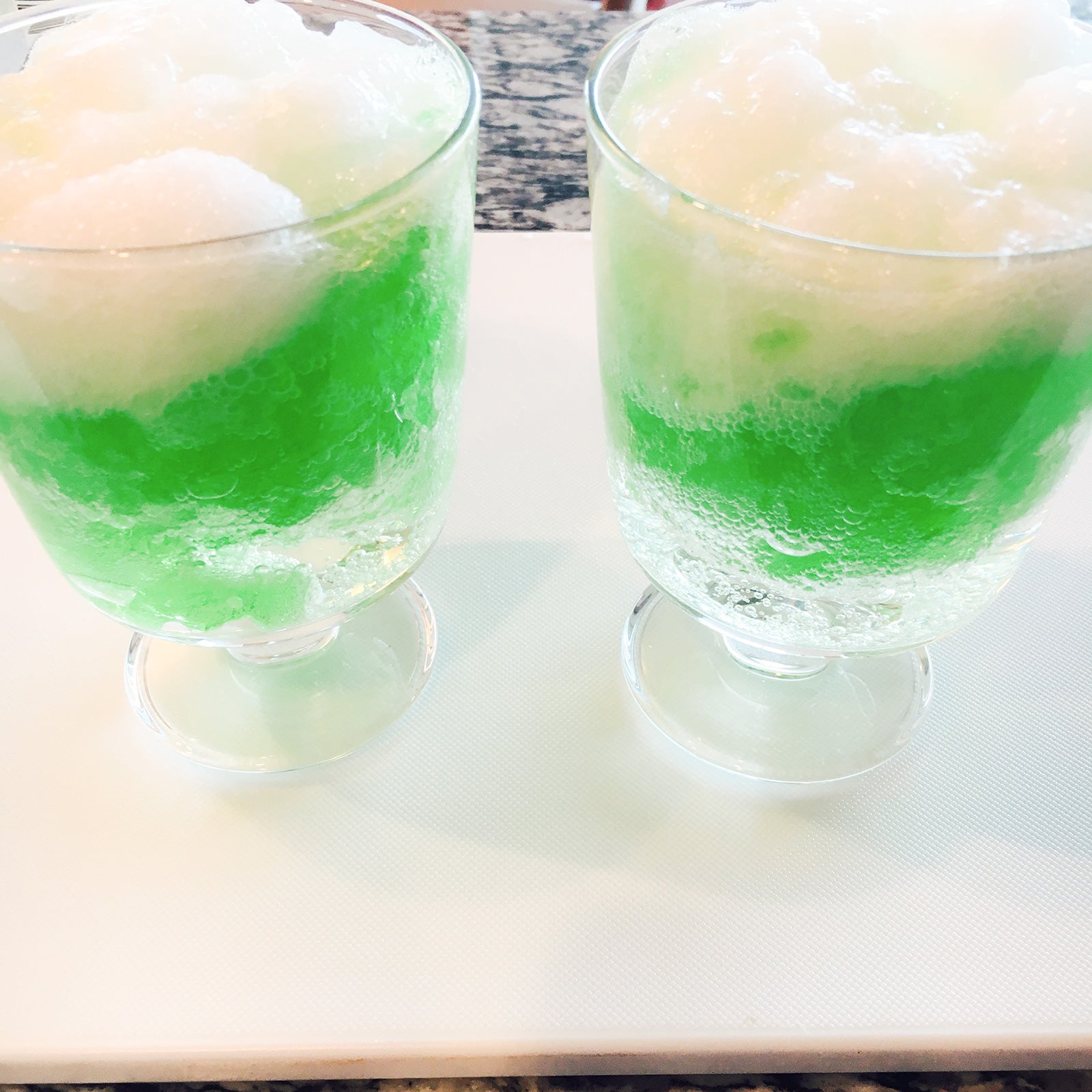 ロンサイダーゼリー、泡サイダーゼリーの順に入れる／画像提供：柏原歩