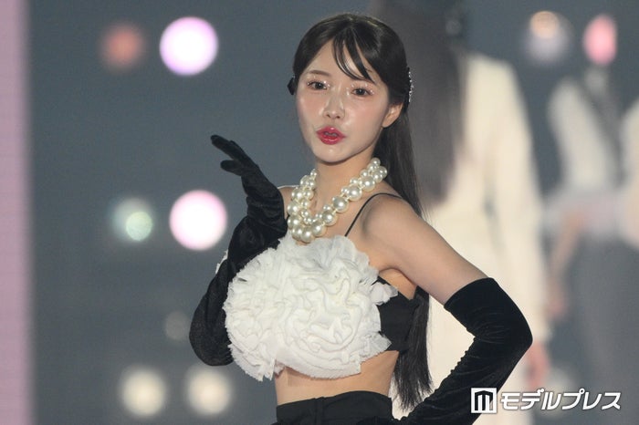 人気クリエイター・えみ姉、美デコルテ＆くびれ際立つ上品コーデ【関西コレクション 2024 A／W】