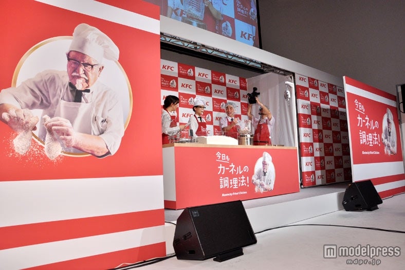 オリジナルチキン作りに挑戦する綾瀬はるか（中央左）