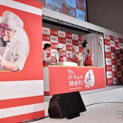 オリジナルチキン作りに挑戦する綾瀬はるか(中央左)