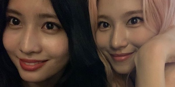 Twiceモモ サナの密着2ショットに 完璧 可愛すぎ と絶賛の声 モデルプレス