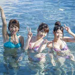 プールで水着ショットも披露したフレンチ・キス（左から）高城亜樹、柏木由紀、倉持明日香（C）テレビ東京