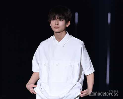 「仮面ライダーゼロワン」高橋文哉、“笑顔封印”クールなウォーキング<TGC2021 S/S>