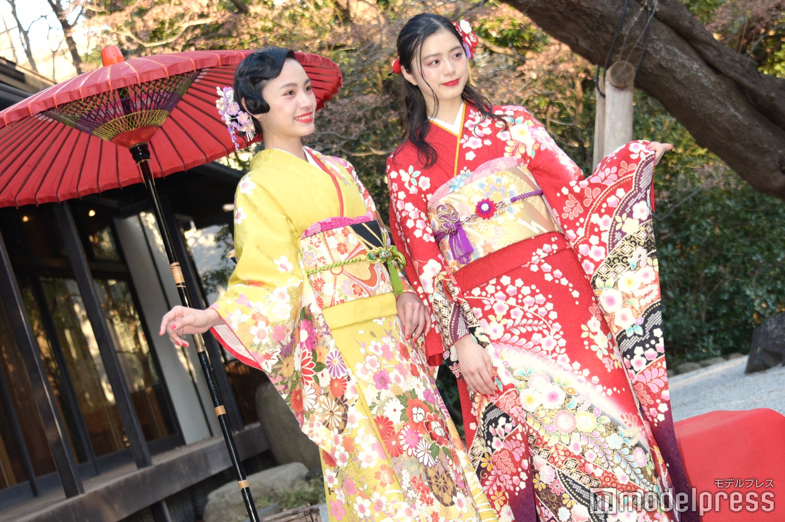 （左から）大谷凜香、紺野彩夏（C）モデルプレス