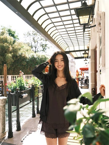 透けるレースが美しい…Koki,、ヴェネツィアで優雅な散策ショット 撮影は姉・Cocomi