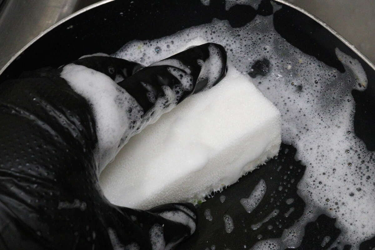 ダイソー 速乾キッチンスポンジ ダイソーの速乾キッチンスポンジはフライパン洗いにおすすめ