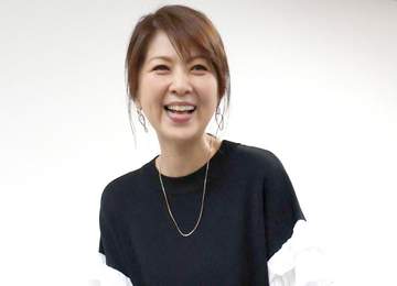 TVで肩ヒモ見えてる？！と思ったら…飯島直子がイイ女すぎた「相変わらず可愛いな」フミヤも「イイ女だな～」58歳とは！