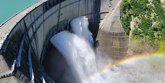 黒部ダムの放水の様子／画像提供：富山県首都圏