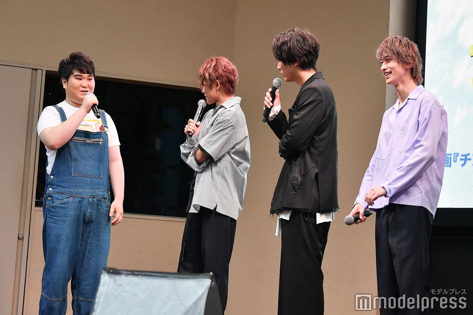 小平大智（左）に「半袖寒くない？」の疑問が噴出、劇中衣装を買い取ったとのこと（C）モデルプレス