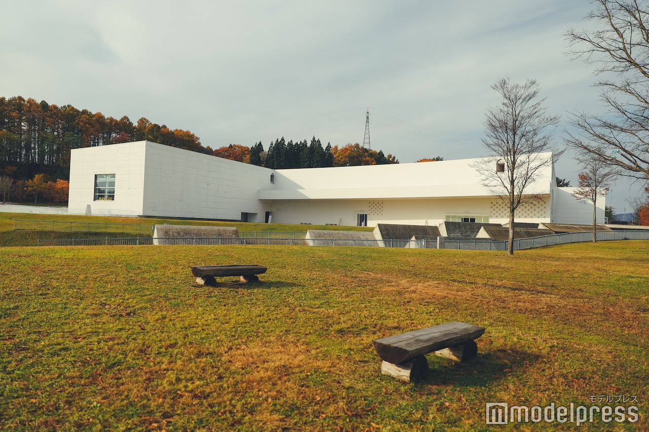 スッキリしたデザインで外観からも美しい青森県立美術館 （C）モデルプレス
