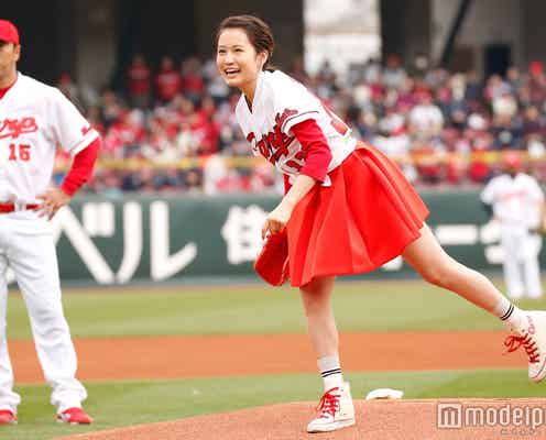 前田敦子、ミニスカで生足披露 初単独始球式もノーバンならず照れ笑い