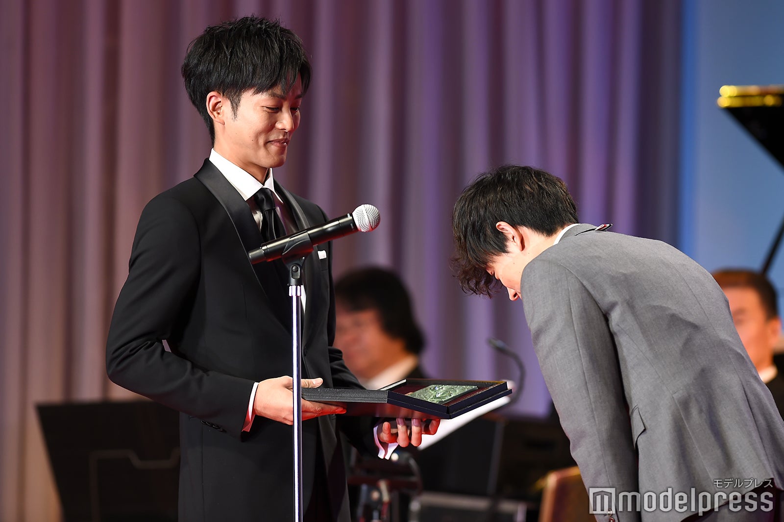 松坂桃李、菅田将暉 （C）モデルプレス