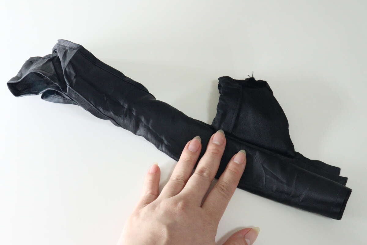 女性がエコバッグを細長く折りたたんでいる工程