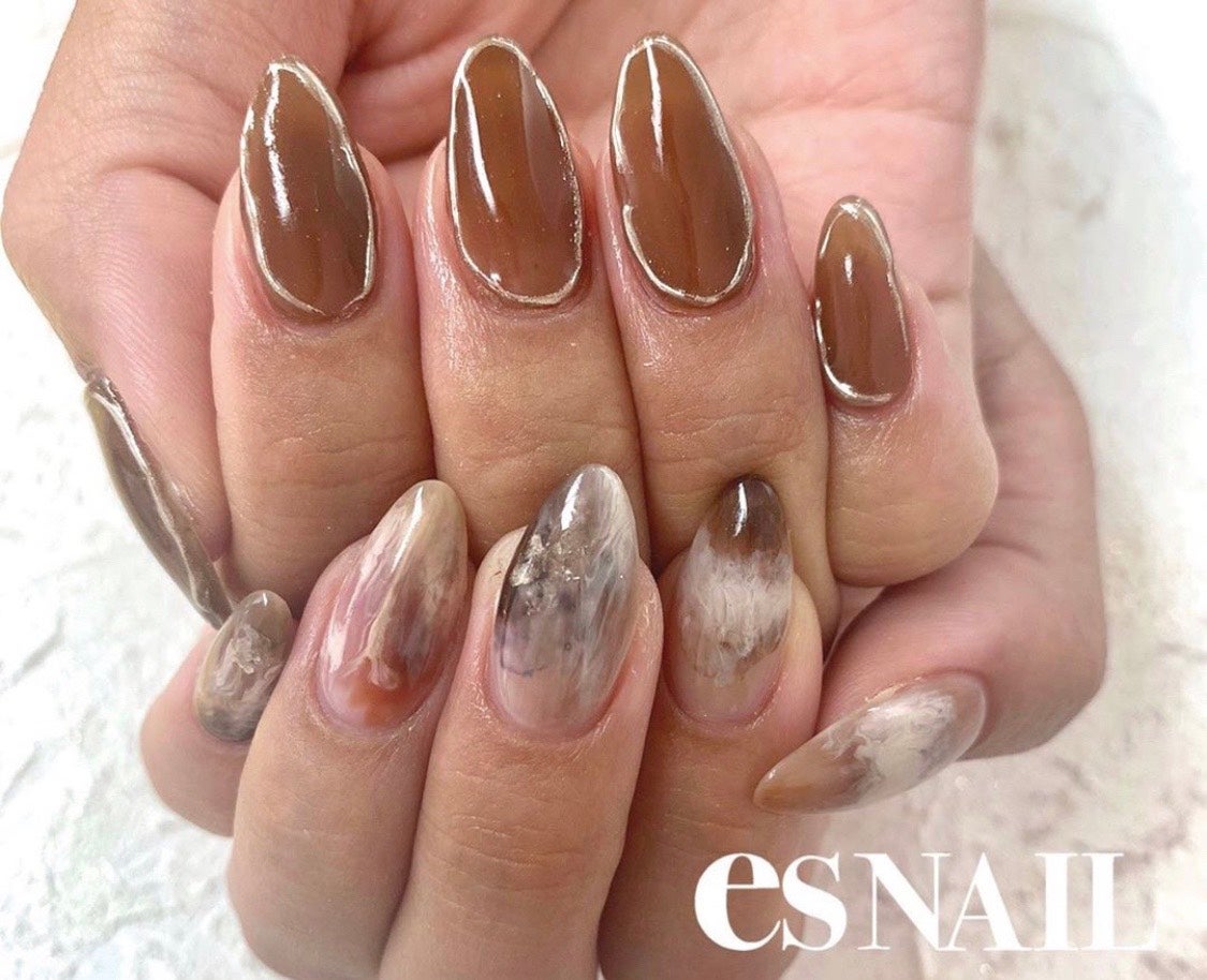 アンニュイな魅力際立つべっこうカラー（画像提供：esNAIL）