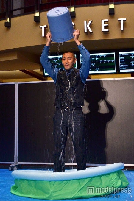 大きなバケツで一気に氷水を浴びた