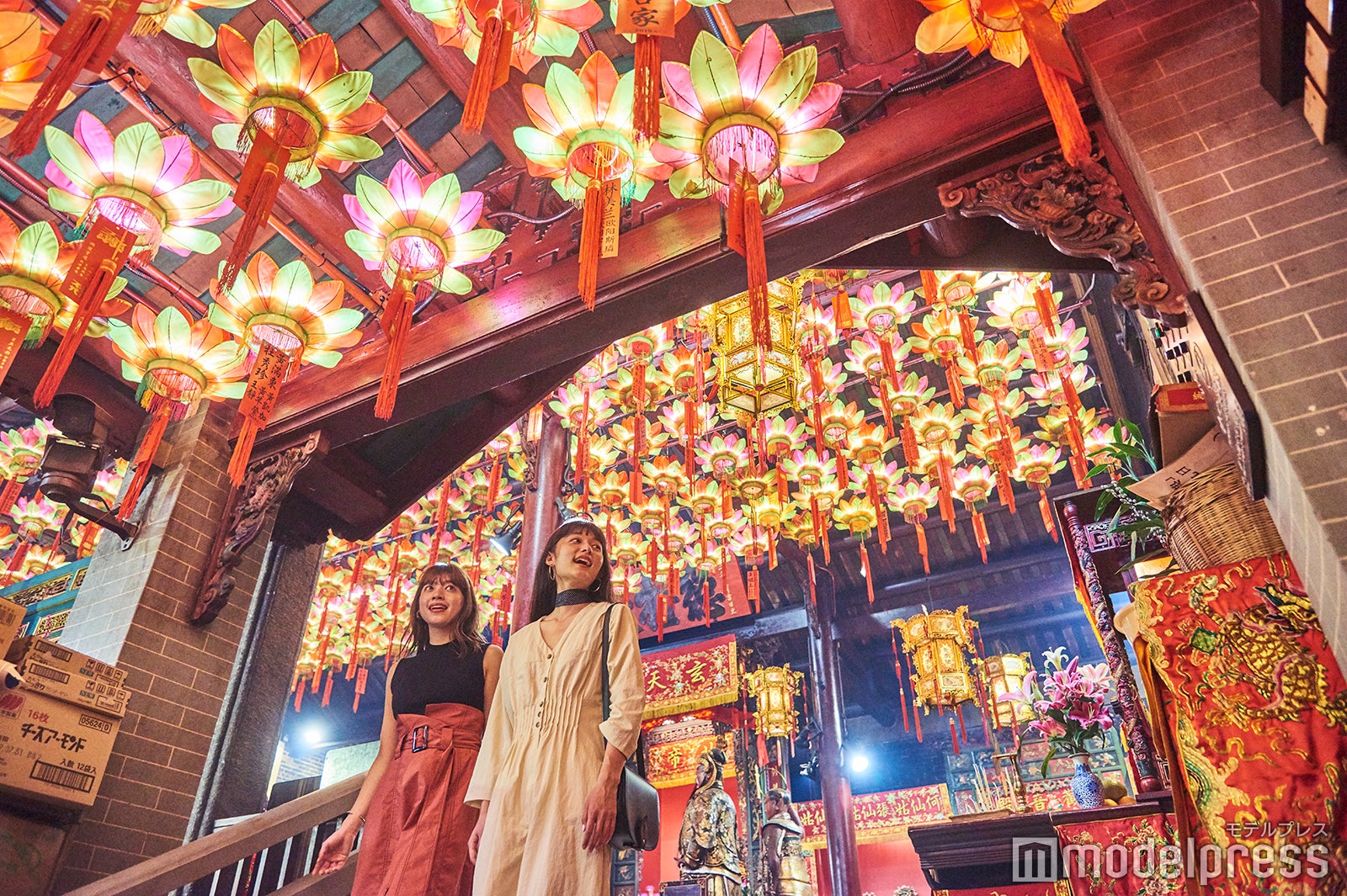 外からは想像できないほど、鮮やかな色彩に彩られた廟内 （C）モデルプレス