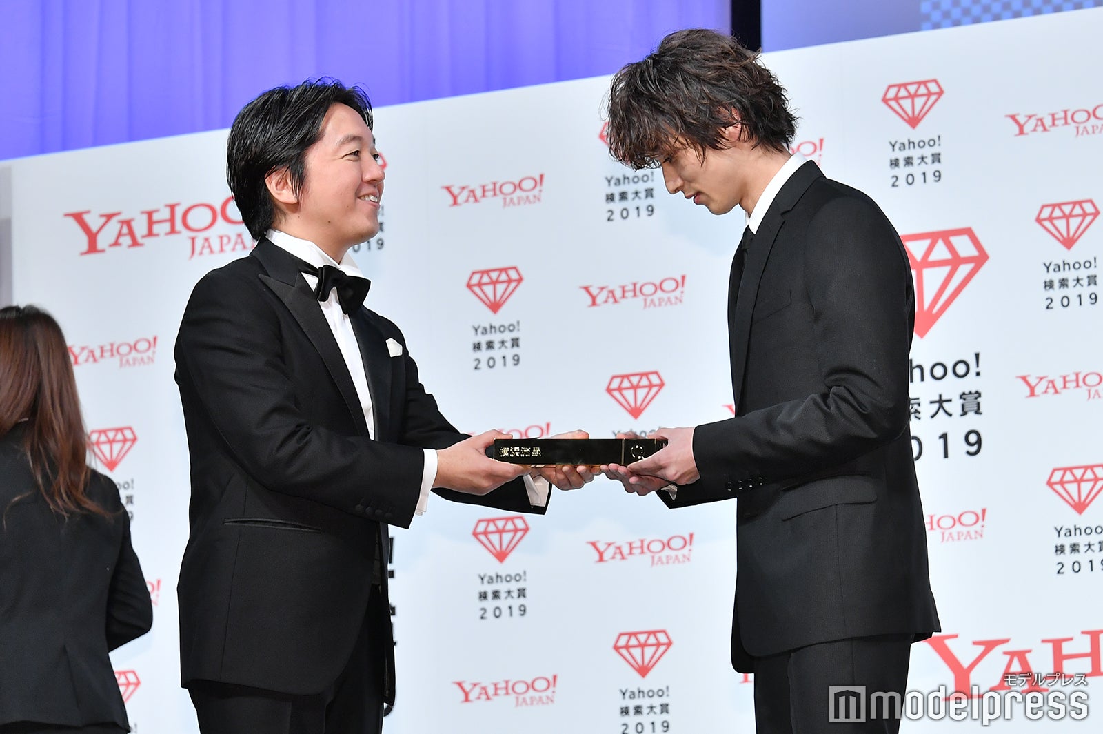 トロフィーを受け取る横浜流星 （C）モデルプレス