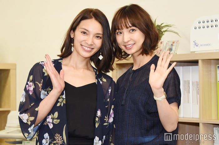 (左から)秋元才加、篠田麻里子 (C)モデルプレス