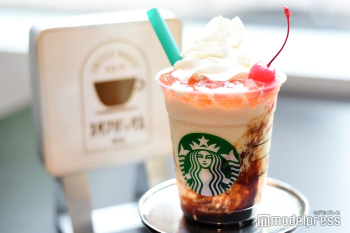 どこかレトロな雰囲気のプリン アラモード フラペチーノ (C)モデルプレス