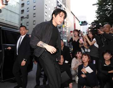 BTSジョングク、銀座に降臨！ファン1500人以上が殺到し、割れんばかりの大歓声 警察出動の騒ぎに