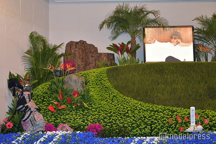 小笠原明男さんが好きだったハワイとゴルフをイメージ(C)モデルプレス