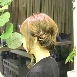 ゴム・ピン1個ずつでできる、くるりんぱ1回で作れる簡単ヘアアレンジにチャレンジ!