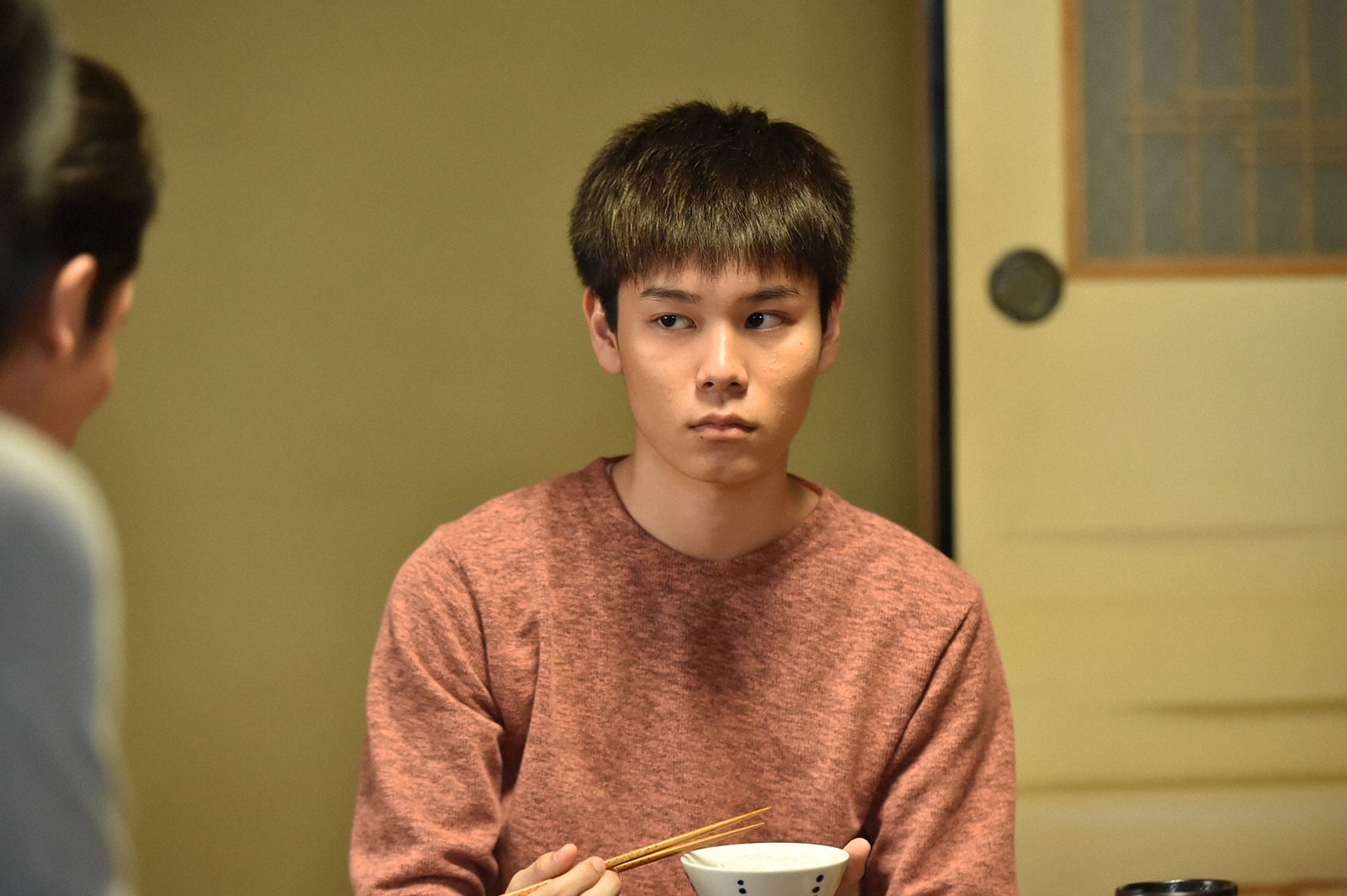 萩原利久／「あなたには帰る家がある」第1話より（C）TBS