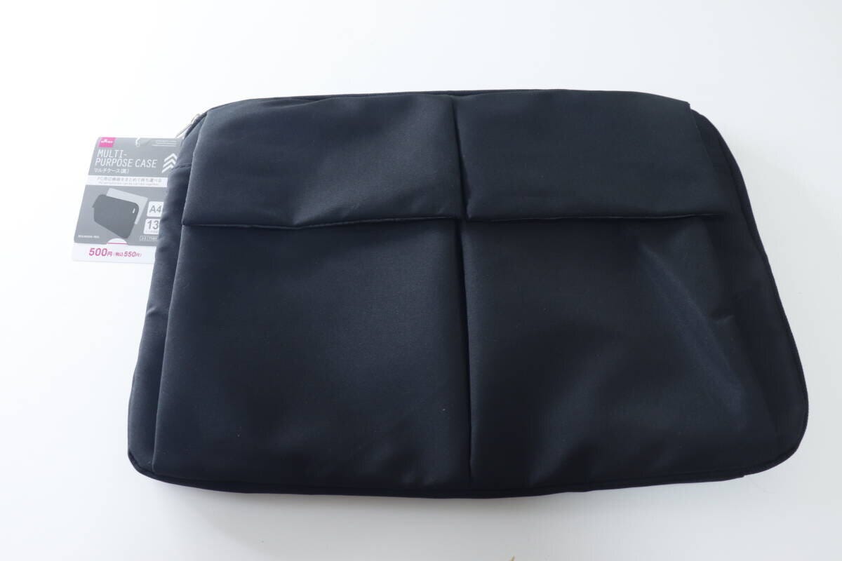 黒いマルチケースの全体像と左上に貼られた商品タグ