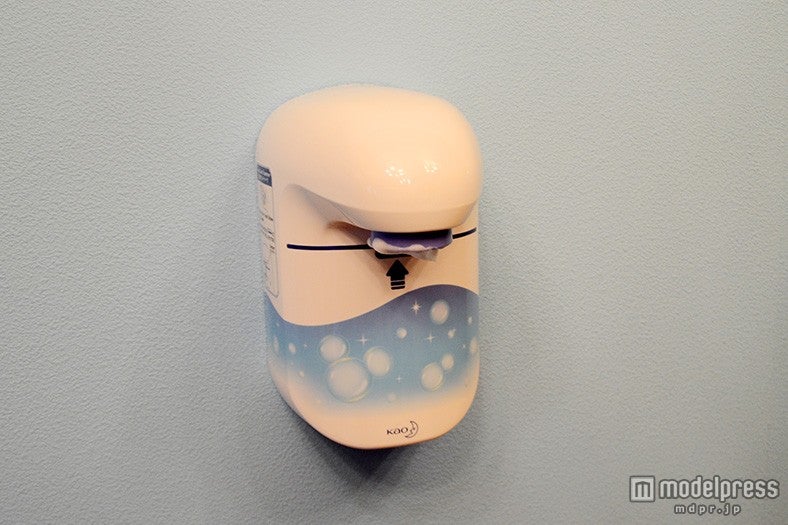 レストルームに設置されるハンドソープディスペンサー