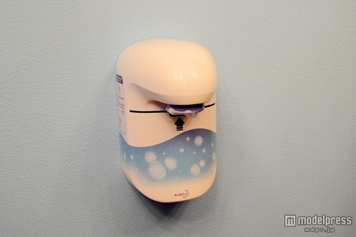 レストルームに設置されるハンドソープディスペンサー