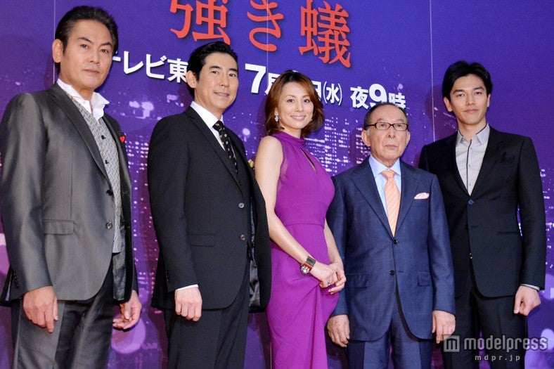 ドラマ「松本清張『強き蟻」の記者発表会の様子（左から）宅麻伸、高嶋政伸、米倉涼子、橋爪功、要潤