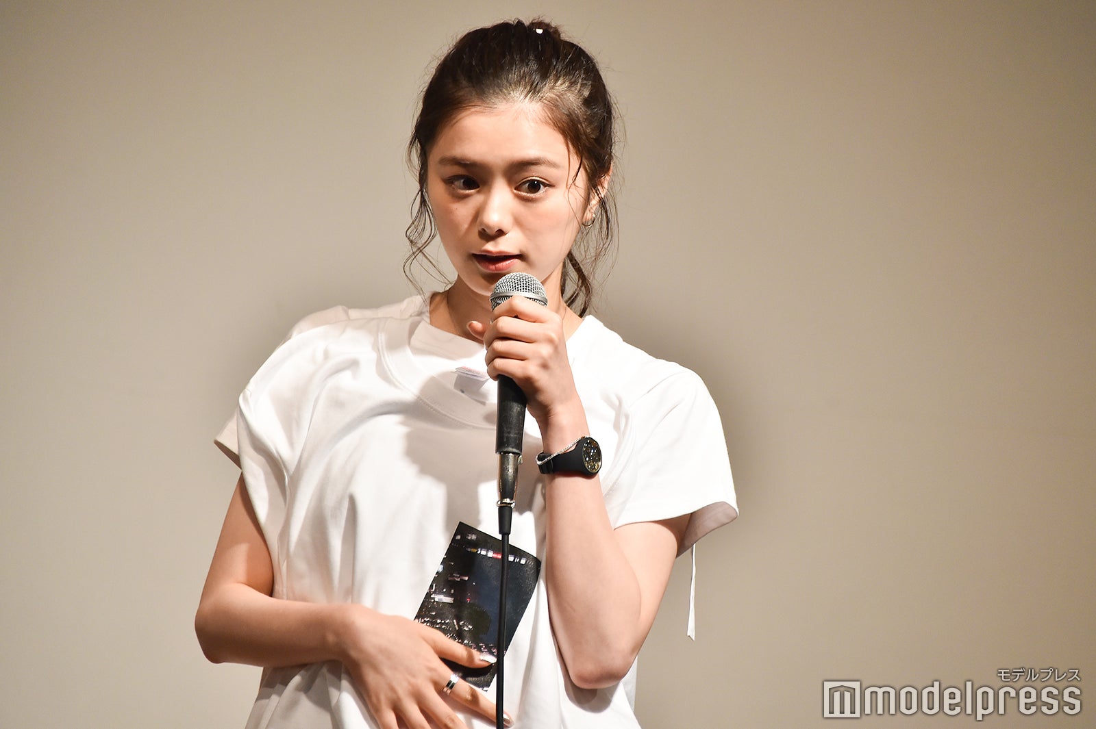 グッズを紹介／紺野彩夏ファンミーティング「HAPPY AYAKA DAY GIRLS FESTIVAL」の様子 （C）モデルプレス