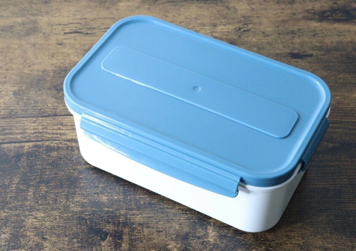 青いフタと白い本体の保冷剤付きランチボックス