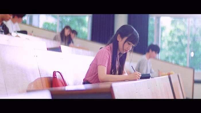 齊藤京子/「ママのドレス」MVより(提供画像)