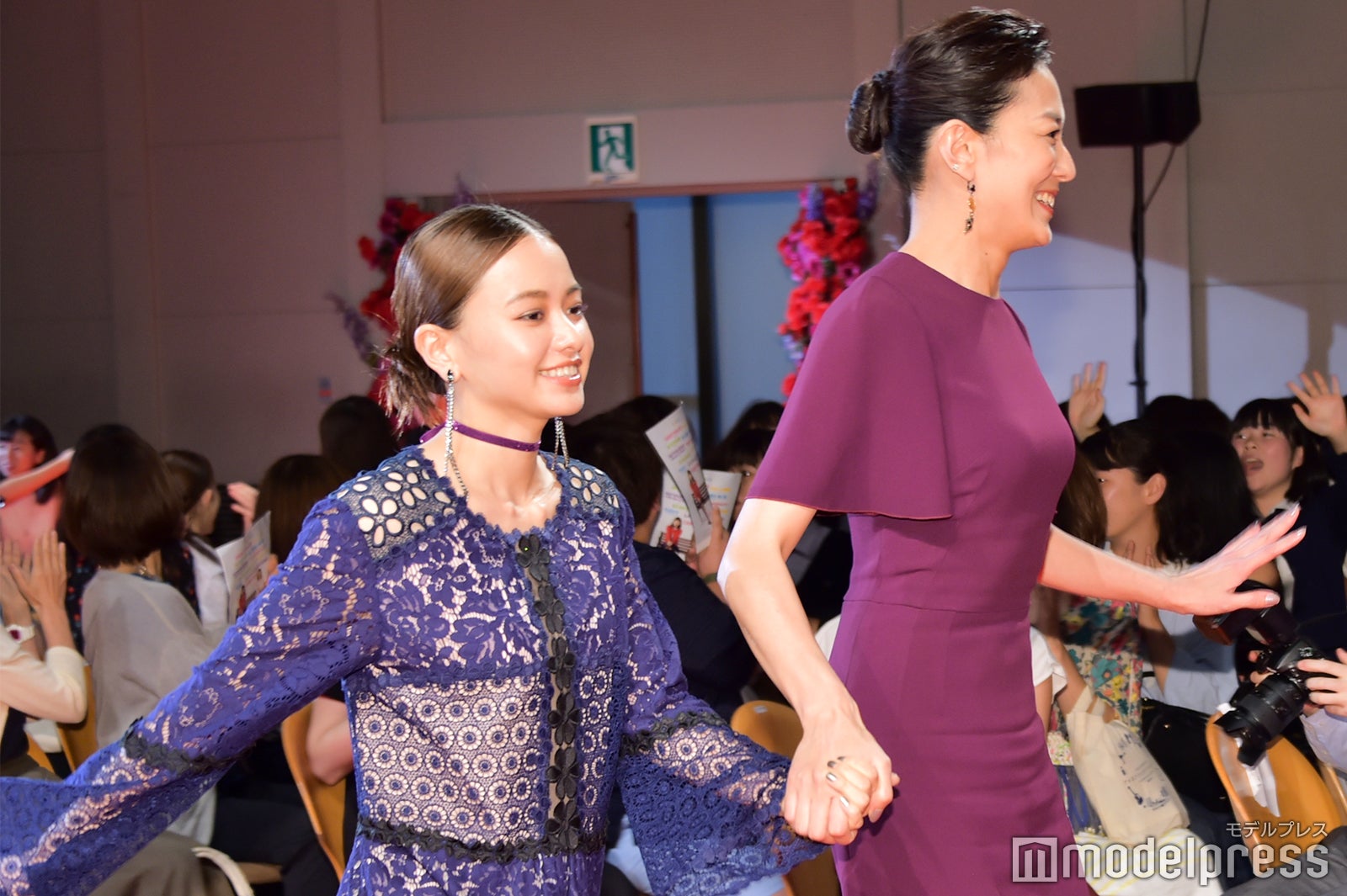 山本舞香、板谷由夏 （C）モデルプレス