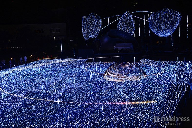 青い光の宇宙空間が出現　Xmasムードの街を華やかに彩る