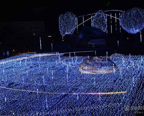 青い光の宇宙空間が出現 Xmasムードの街を華やかに彩る