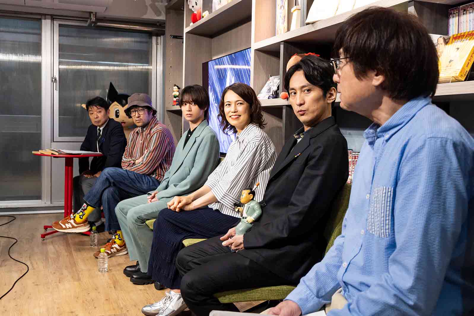 （左2番目から）ウォーリー木下氏、井上瑞稀、彩吹真央、成河、湯本裕幸氏／撮影：岡千里（提供写真）