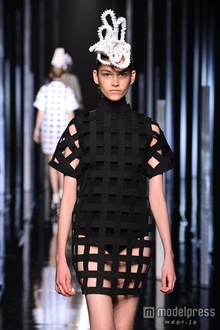 ケイト・ランフィアをスタイリストに起用した「MURUA」