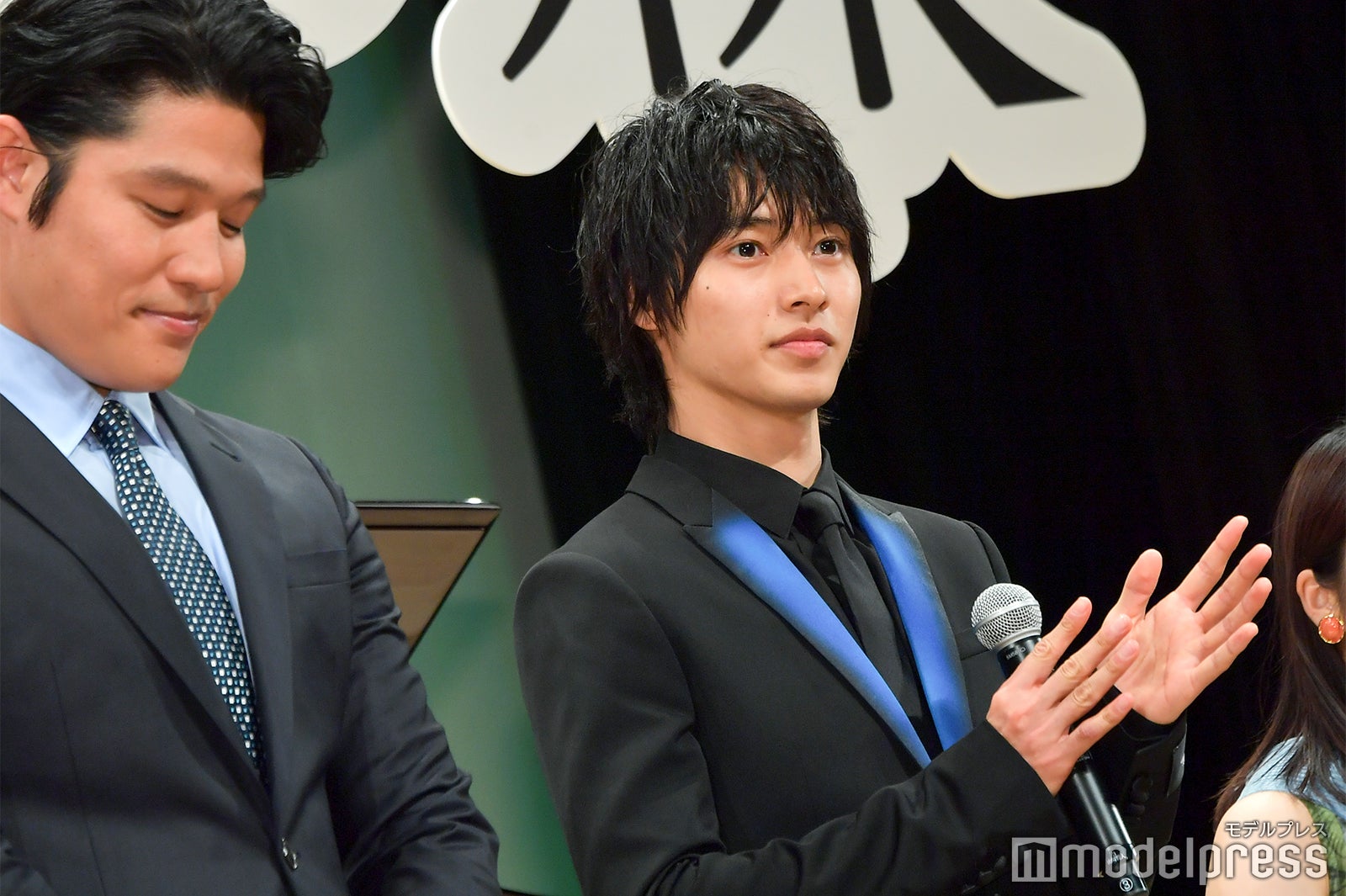 （左から）鈴木亮平、山崎賢人 （C）モデルプレス