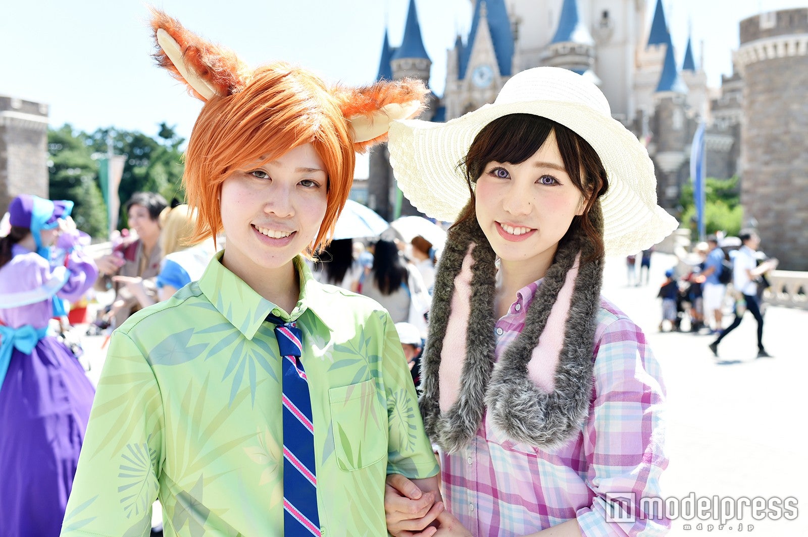 「ズートピア」の仮装（左から）とーやんさん（ニック）、ちゅんりーさん（ジュディ）／（C）モデルプレス