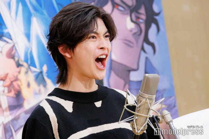 全力でアフレコする高橋文哉(C)モデルプレス