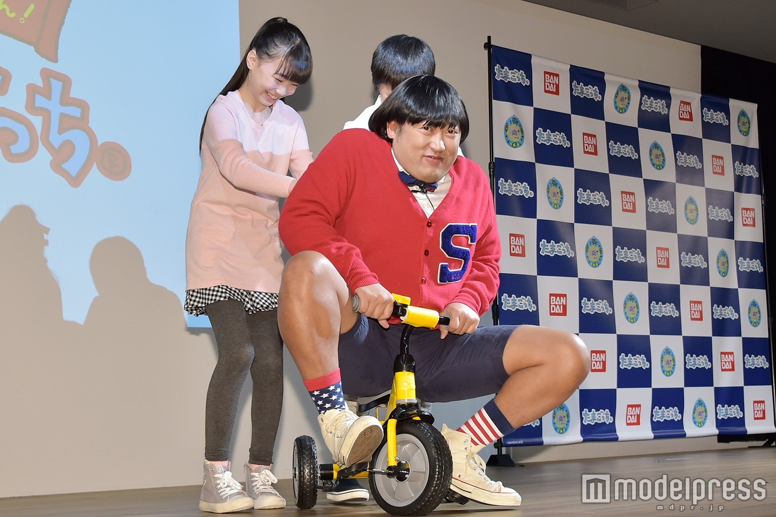 上杉みちくん、三輪車で登場（C）モデルプレス