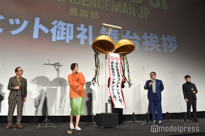 くす玉を割る長澤まさみ、東出昌大、小手伸也、田中亮監督(C)モデルプレス