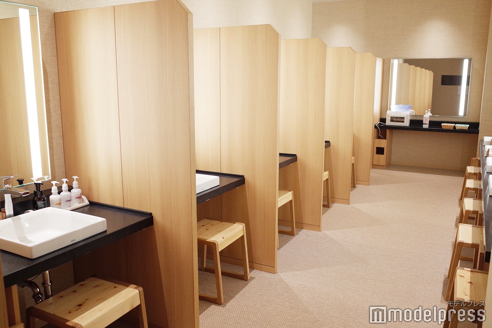 宙湯（女湯更衣室）（C）モデルプレス