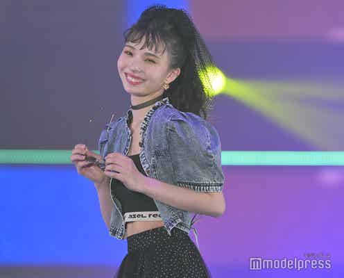 川口ゆりな、美ウエスト際立つ透け感コーデ ウインクからのはにかみ笑顔にキュン<GirlsAward 2023 S/S>