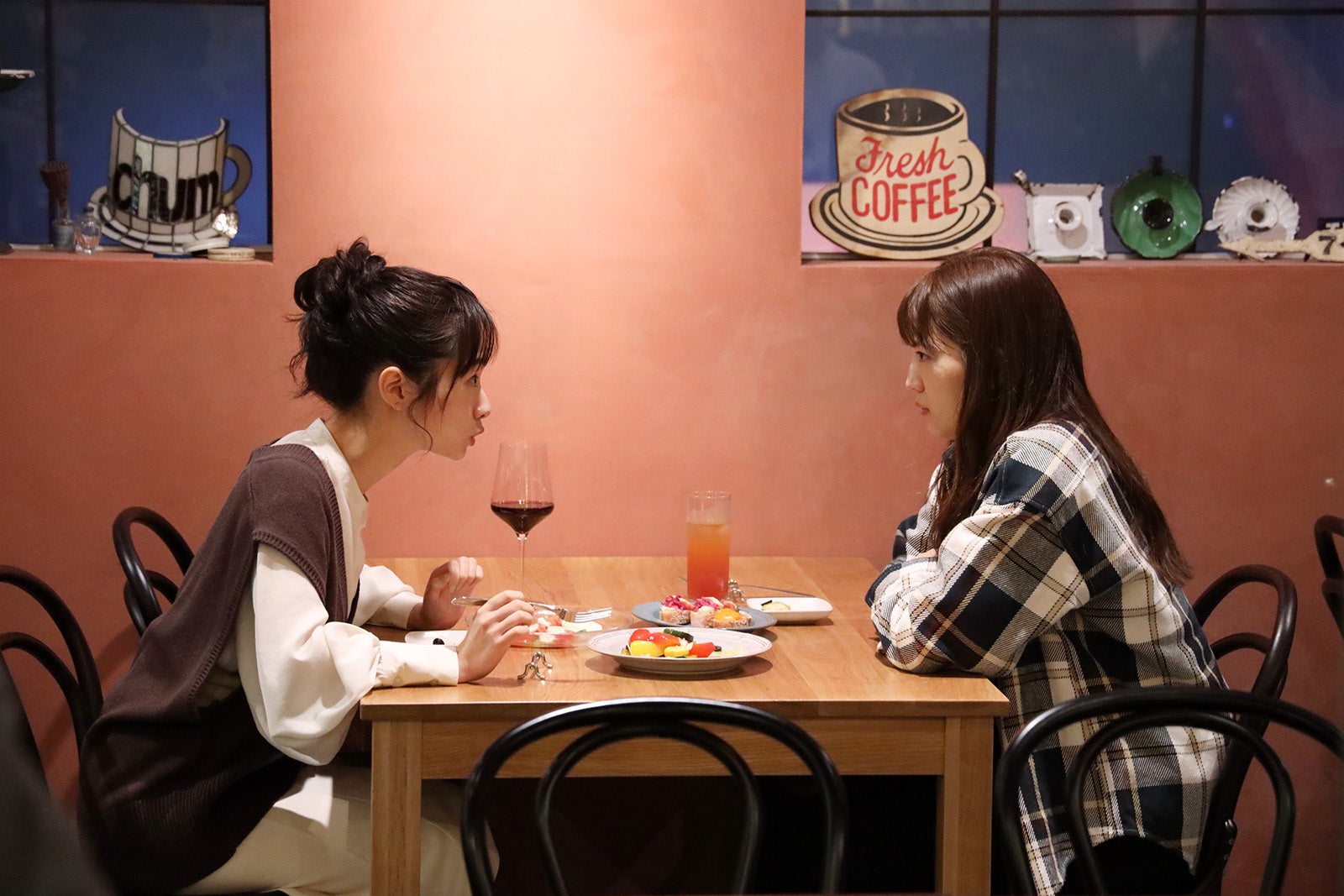 （左から）藤間爽子、川口春奈／「silent」第1話より（C）フジテレビ